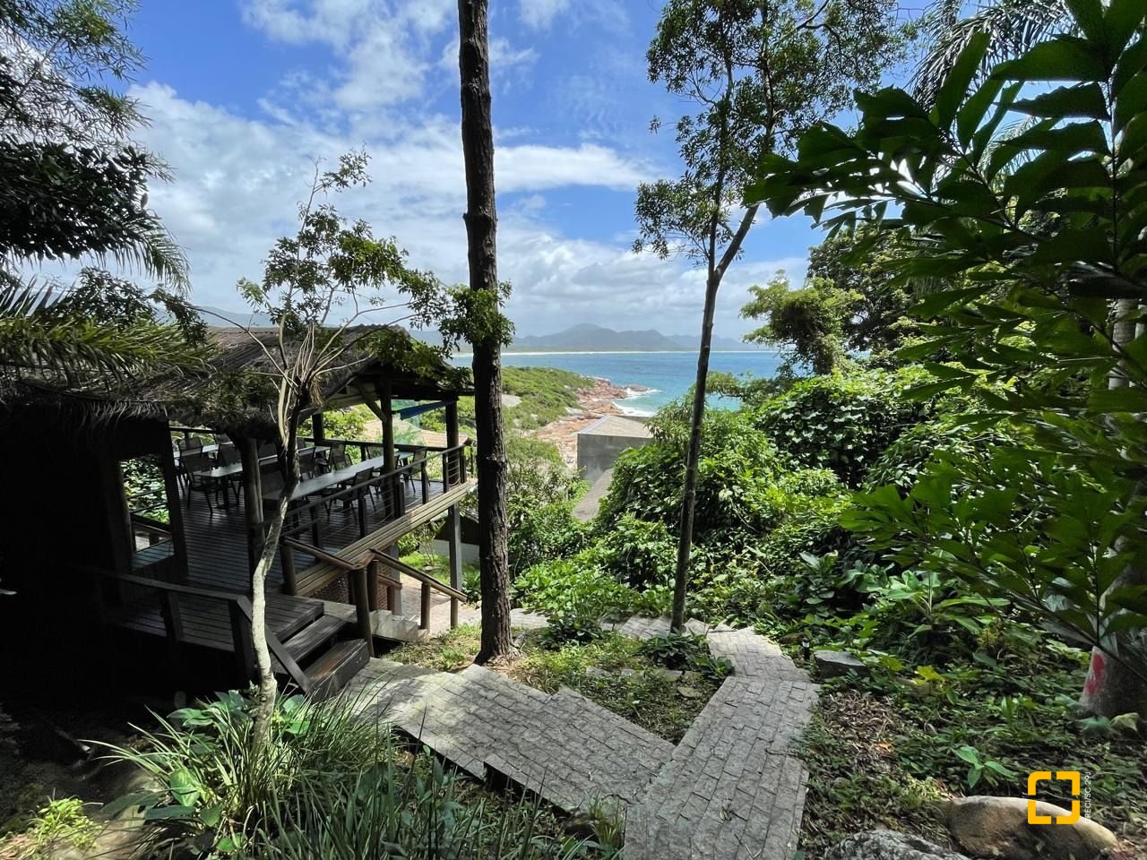 Hotel com 228m², 11 quartos, no bairro Barra da Lagoa em Florianópolis