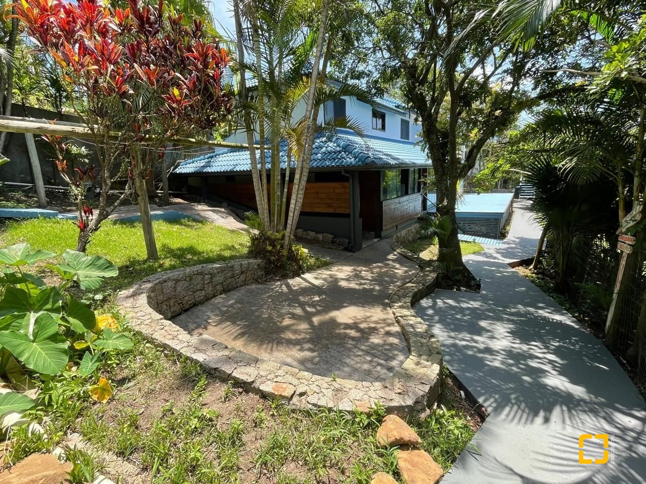 Hotel com 228m², 11 quartos, no bairro Barra da Lagoa em Florianópolis