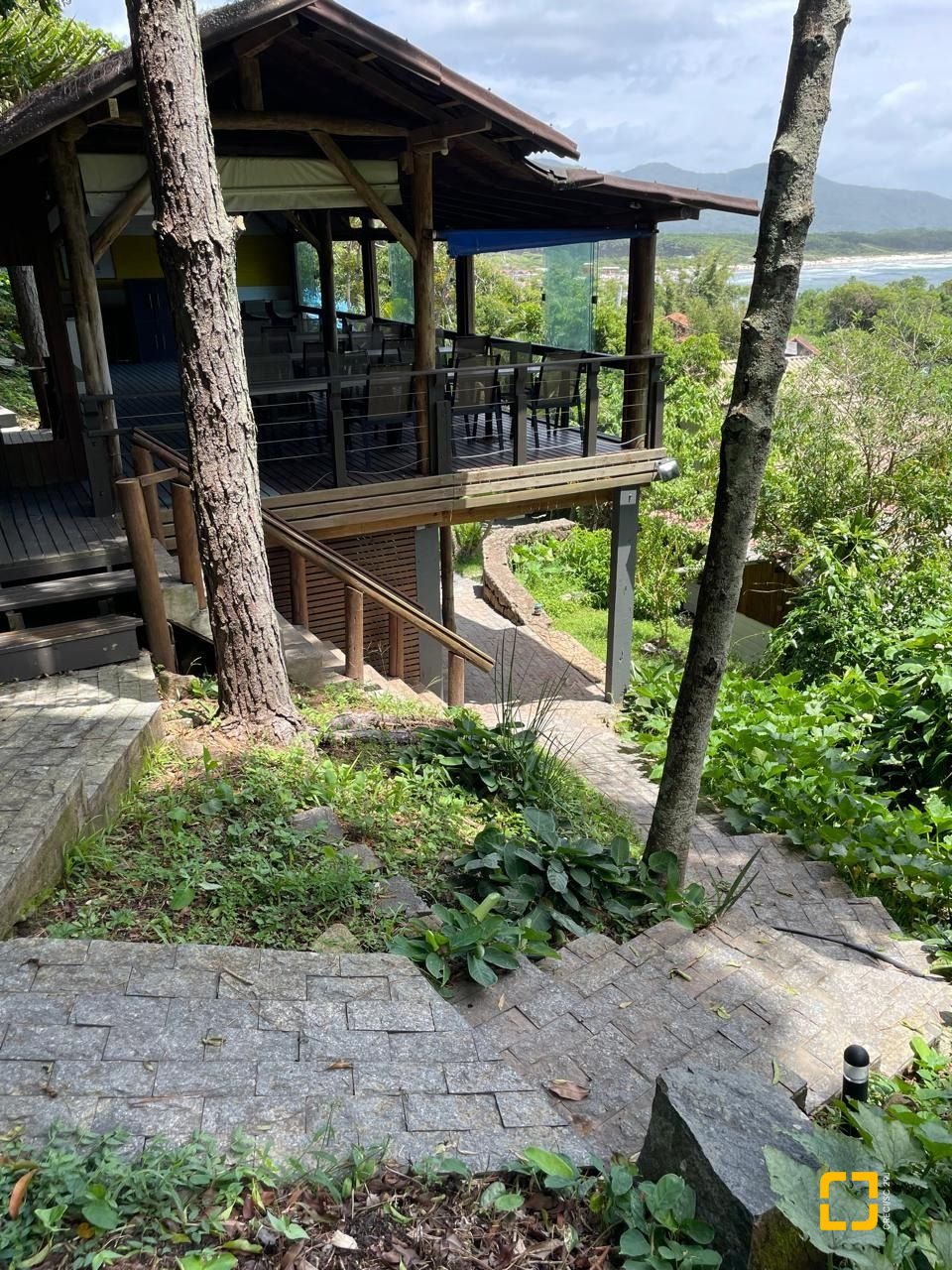 Hotel com 228m², 11 quartos, no bairro Barra da Lagoa em Florianópolis