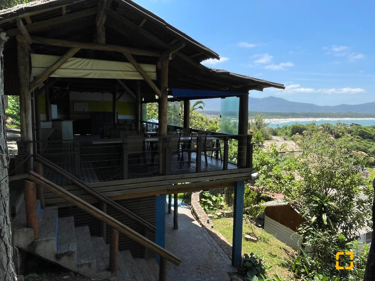 Hotel com 228m², 11 quartos, no bairro Barra da Lagoa em Florianópolis