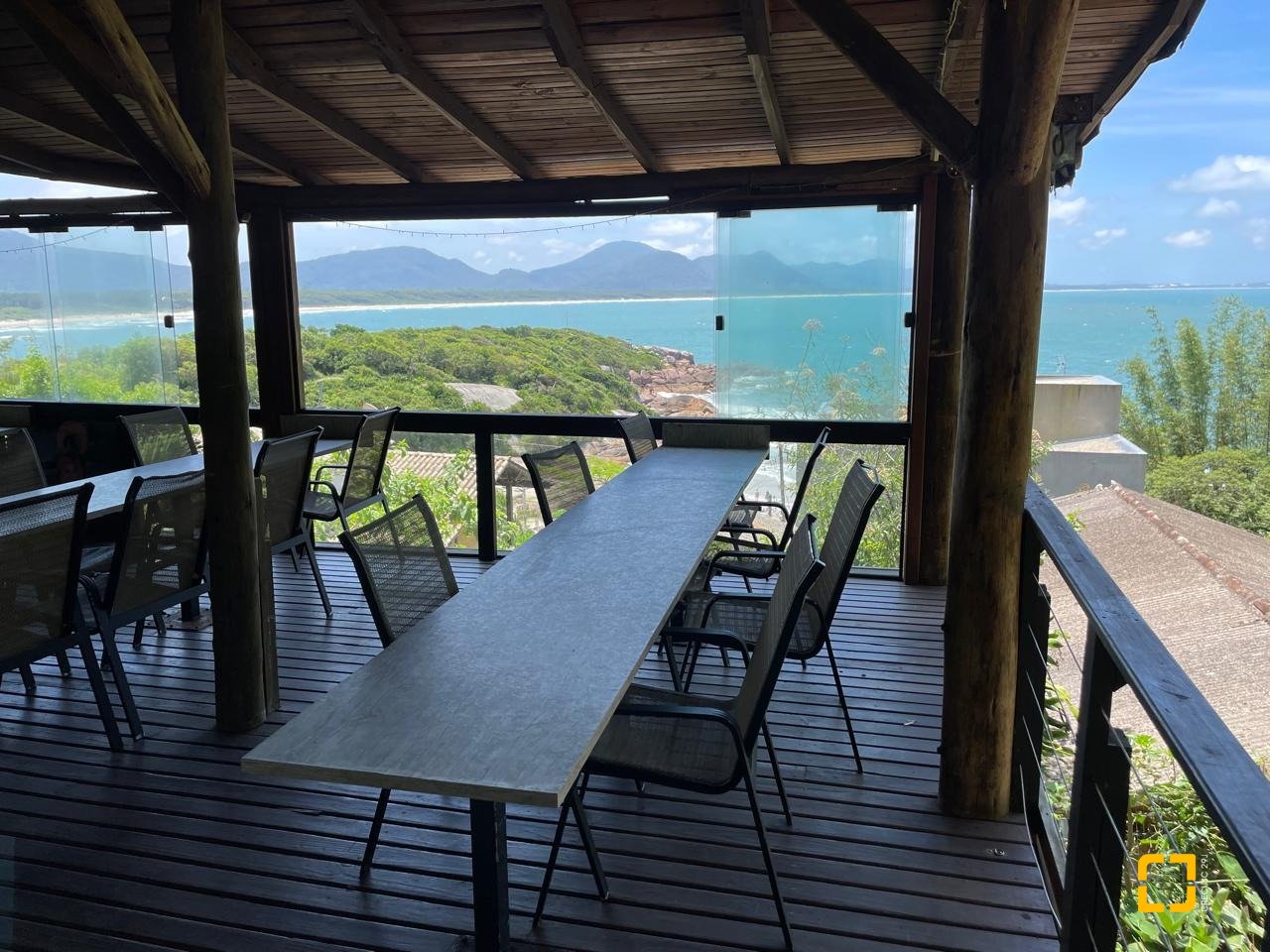 Hotel com 228m², 11 quartos, no bairro Barra da Lagoa em Florianópolis