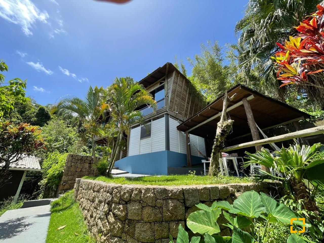 Hotel com 228m², 11 quartos, no bairro Barra da Lagoa em Florianópolis