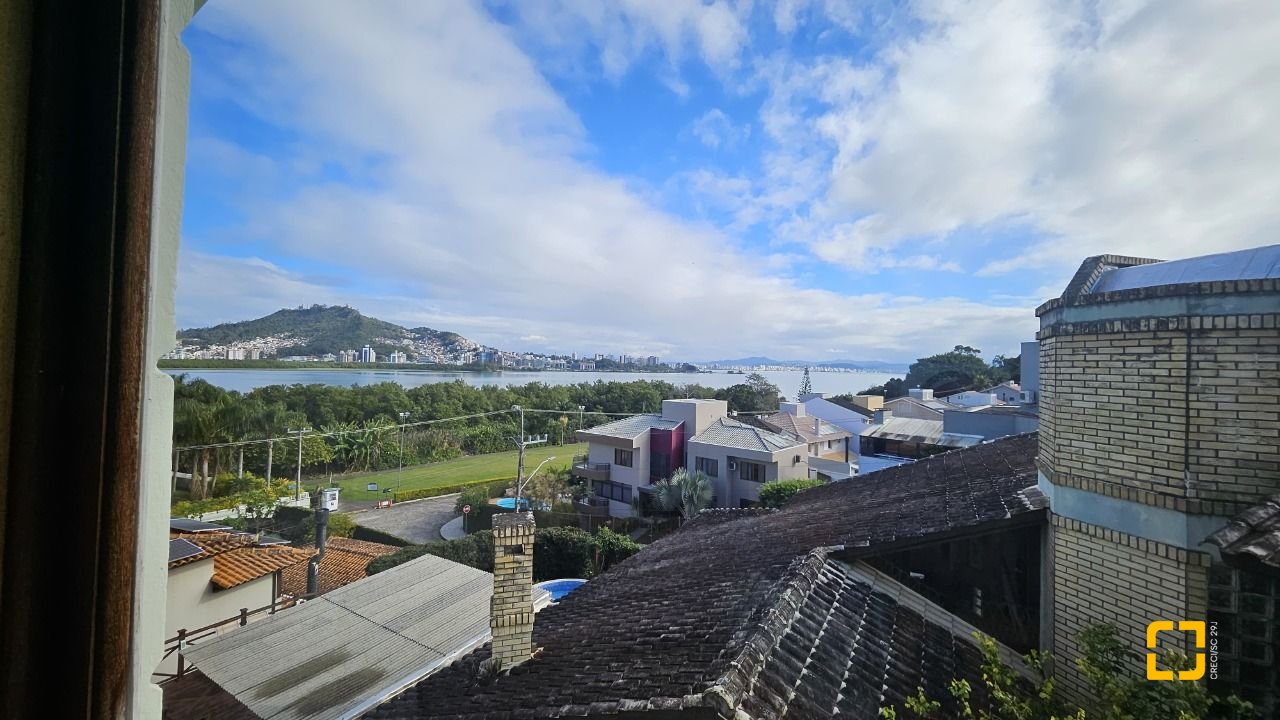Casa com 233m², 5 quartos (sendo 1 suíte), 2 garagens, no bairro João Paulo em Florianópolis