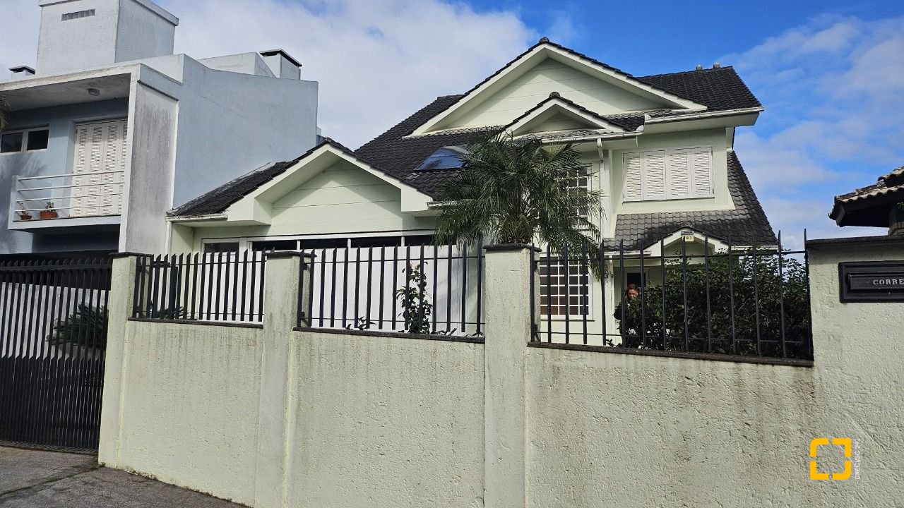 Casa com 233m², 5 quartos (sendo 1 suíte), 2 garagens, no bairro João Paulo em Florianópolis