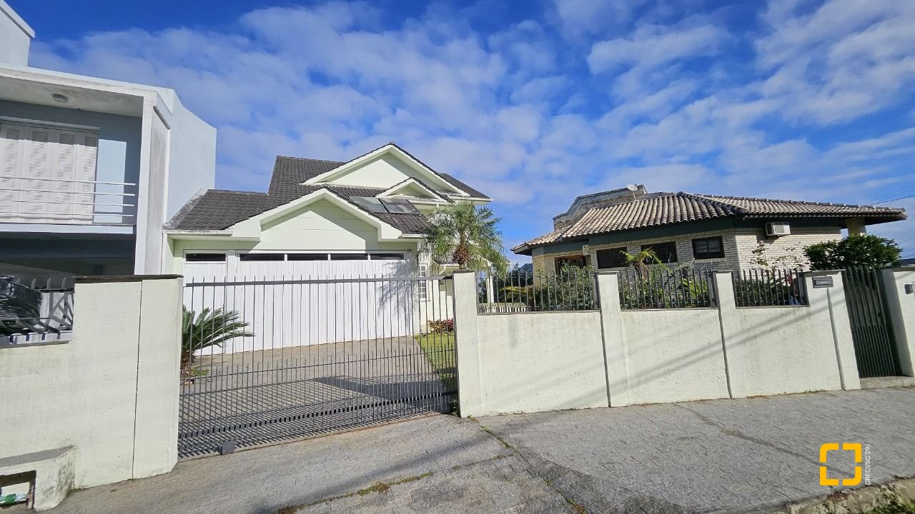 Casa com 233m², 5 quartos (sendo 1 suíte), 2 garagens, no bairro João Paulo em Florianópolis