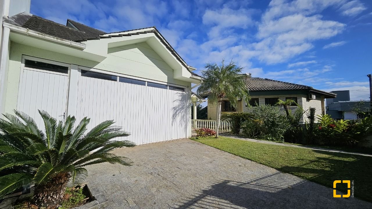 Casa com 233m², 5 quartos (sendo 1 suíte), 2 garagens, no bairro João Paulo em Florianópolis