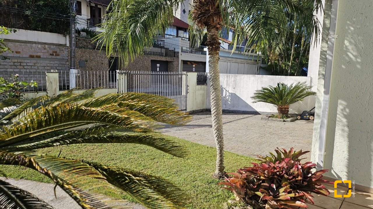 Casa com 233m², 5 quartos (sendo 1 suíte), 2 garagens, no bairro João Paulo em Florianópolis