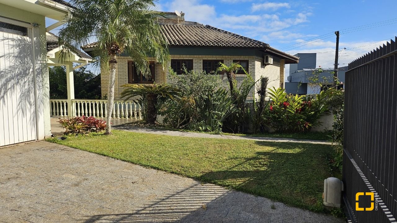Casa com 233m², 5 quartos (sendo 1 suíte), 2 garagens, no bairro João Paulo em Florianópolis