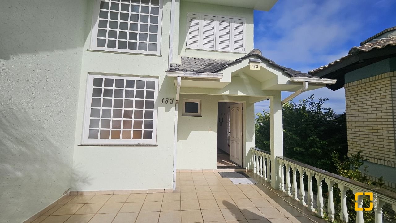 Casa com 233m², 5 quartos (sendo 1 suíte), 2 garagens, no bairro João Paulo em Florianópolis