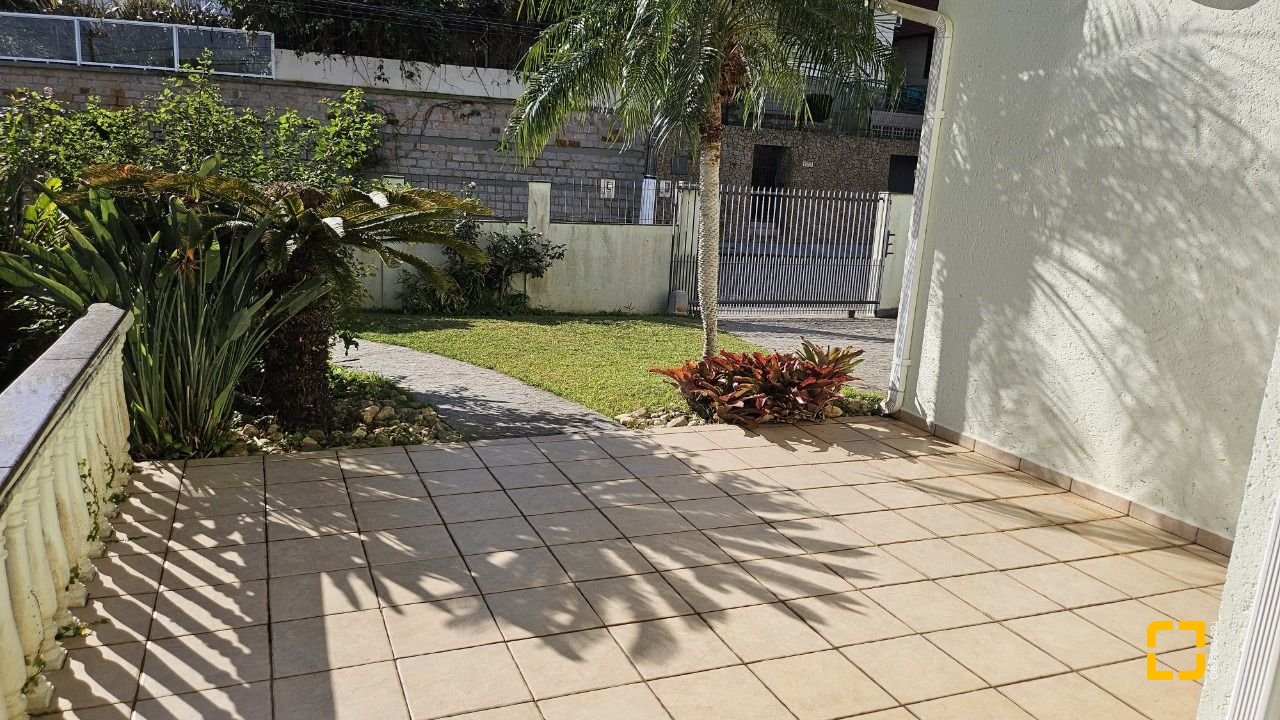 Casa com 233m², 5 quartos (sendo 1 suíte), 2 garagens, no bairro João Paulo em Florianópolis