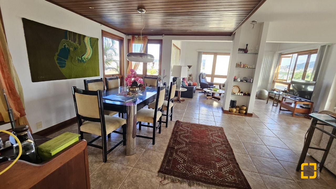 Casa com 233m², 5 quartos (sendo 1 suíte), 2 garagens, no bairro João Paulo em Florianópolis