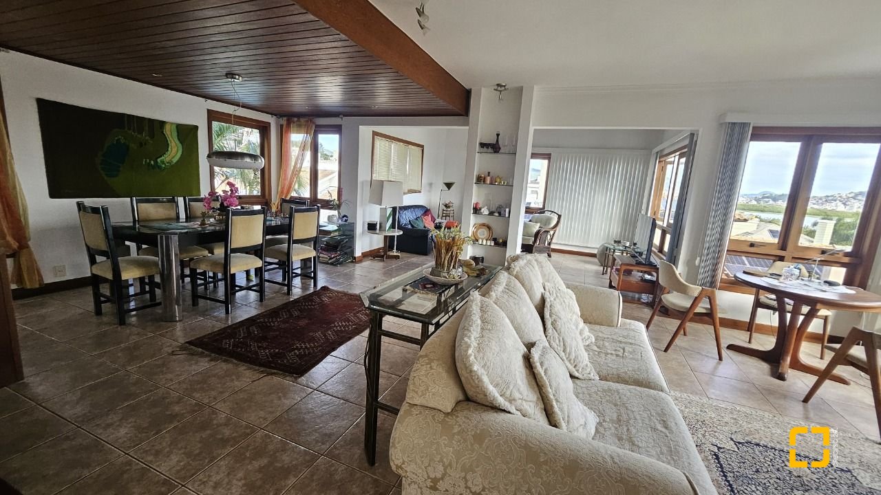 Casa com 233m², 5 quartos (sendo 1 suíte), 2 garagens, no bairro João Paulo em Florianópolis