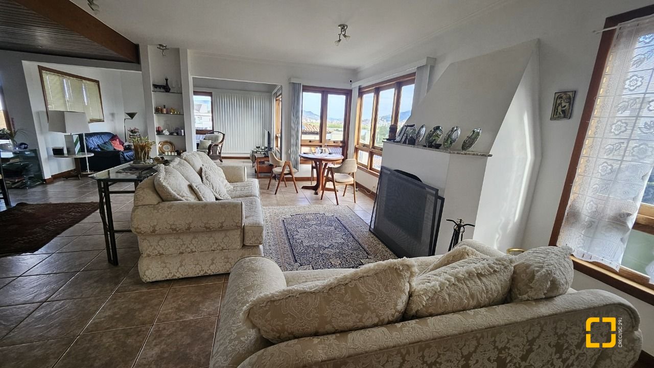Casa com 233m², 5 quartos (sendo 1 suíte), 2 garagens, no bairro João Paulo em Florianópolis