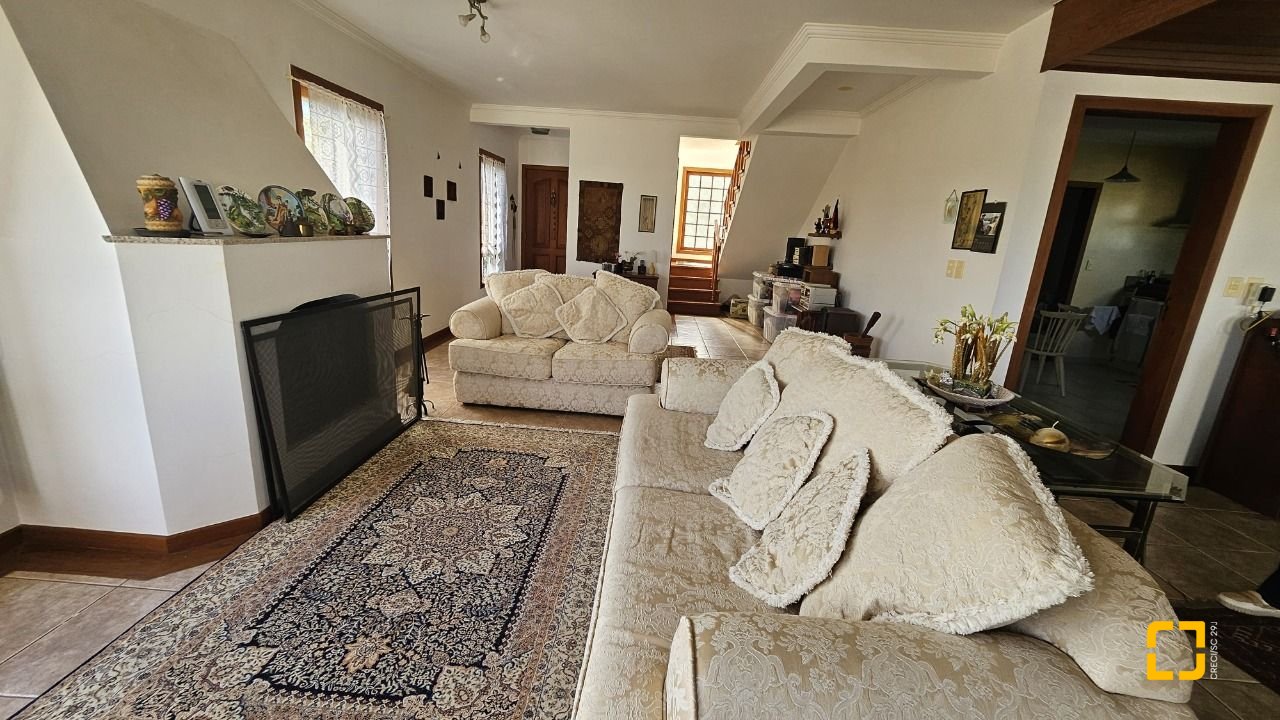 Casa com 233m², 5 quartos (sendo 1 suíte), 2 garagens, no bairro João Paulo em Florianópolis