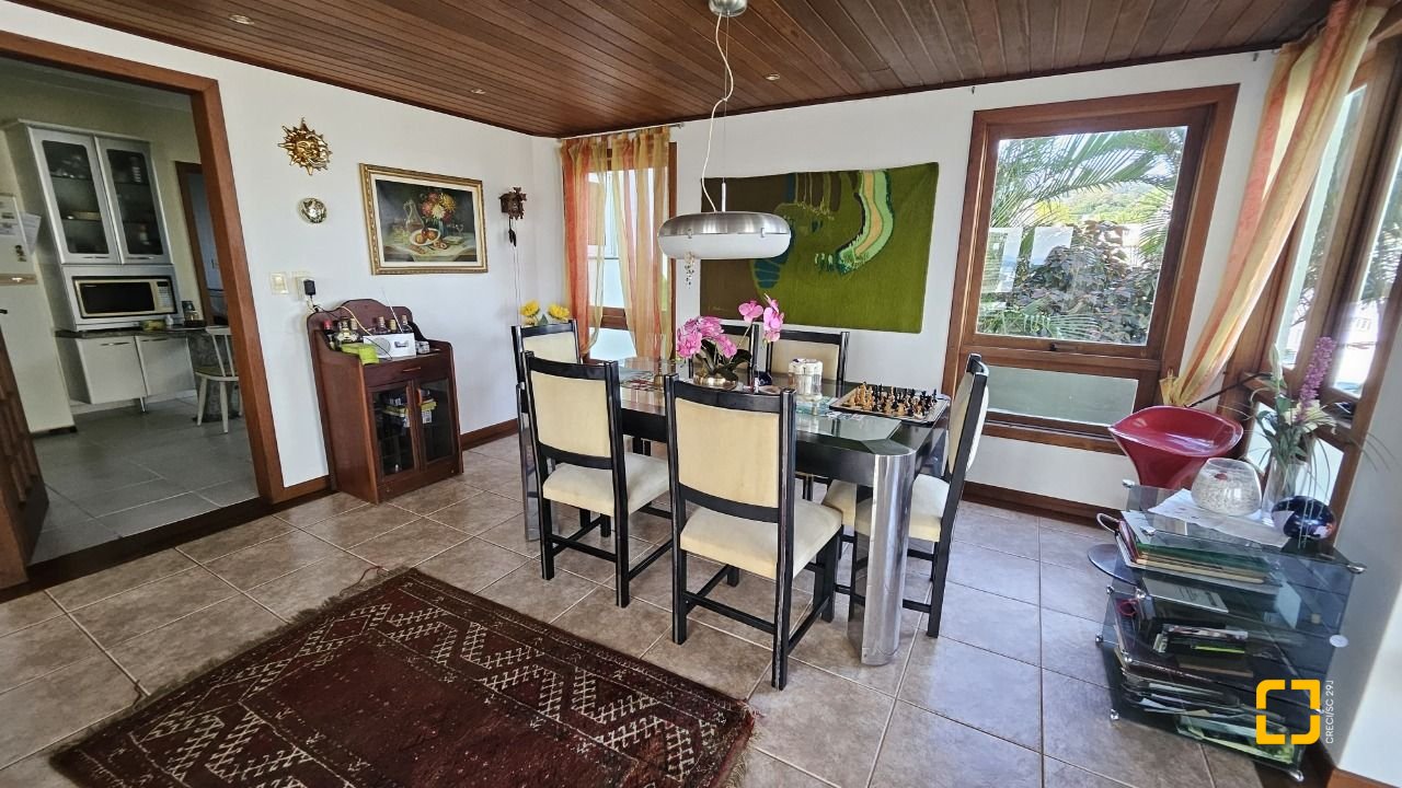 Casa com 233m², 5 quartos (sendo 1 suíte), 2 garagens, no bairro João Paulo em Florianópolis