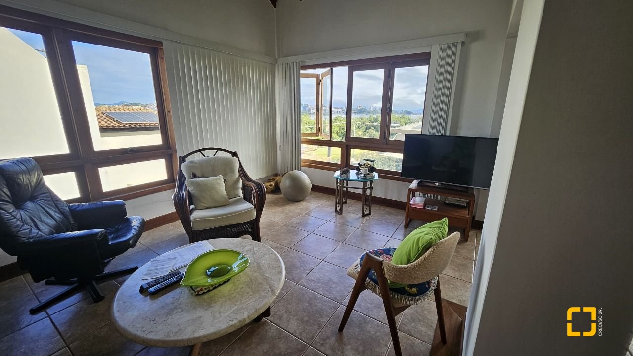 Casa com 233m², 5 quartos (sendo 1 suíte), 2 garagens, no bairro João Paulo em Florianópolis