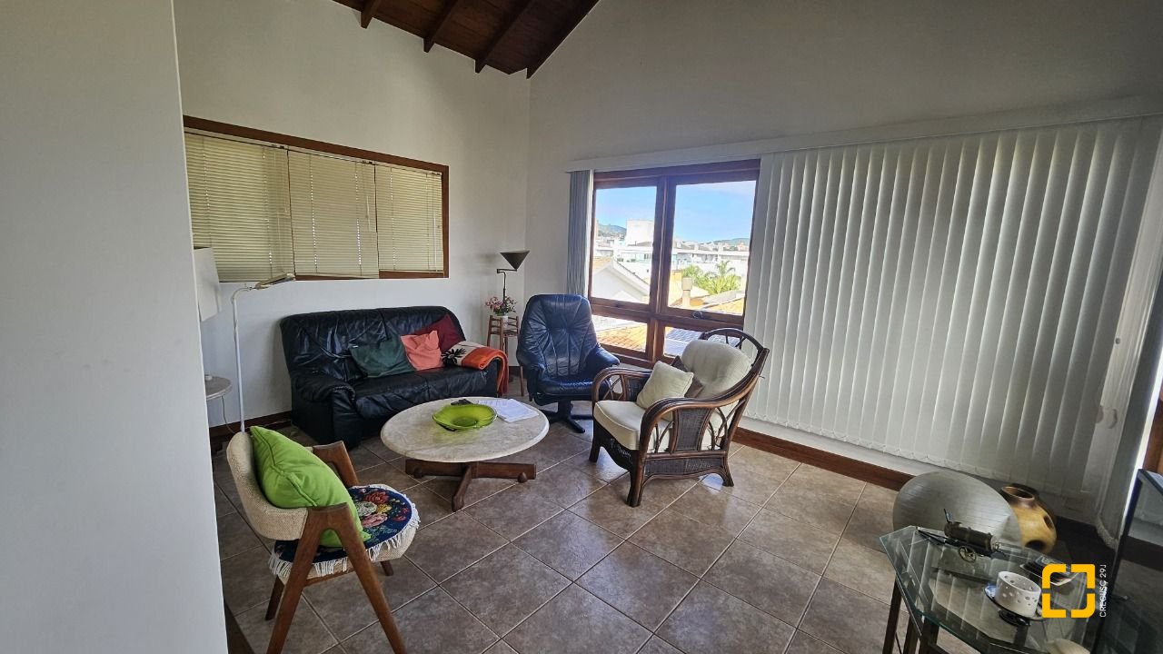 Casa com 233m², 5 quartos (sendo 1 suíte), 2 garagens, no bairro João Paulo em Florianópolis