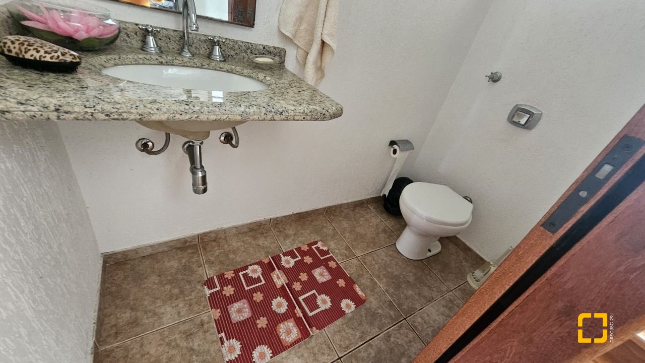 Casa com 233m², 5 quartos (sendo 1 suíte), 2 garagens, no bairro João Paulo em Florianópolis