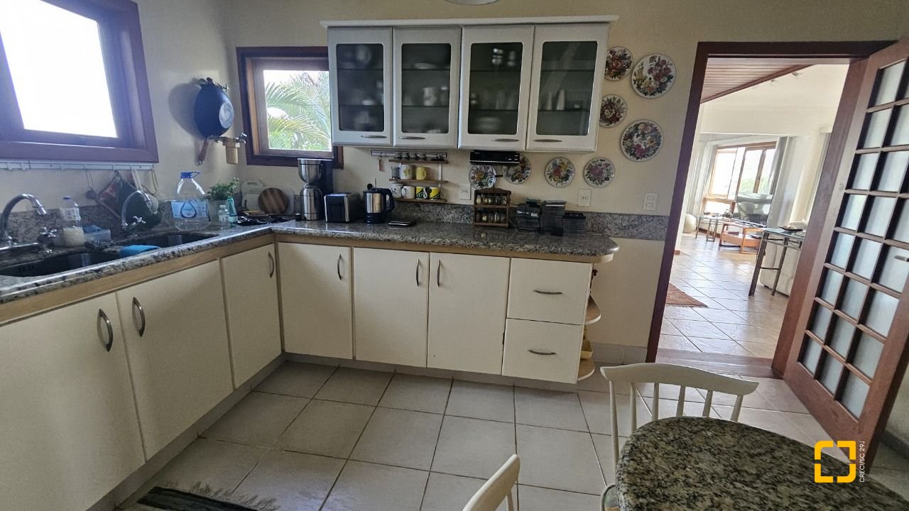 Casa com 233m², 5 quartos (sendo 1 suíte), 2 garagens, no bairro João Paulo em Florianópolis