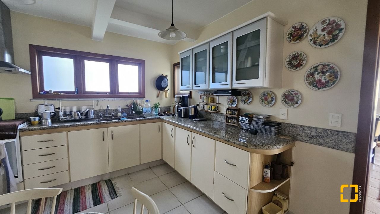 Casa com 233m², 5 quartos (sendo 1 suíte), 2 garagens, no bairro João Paulo em Florianópolis