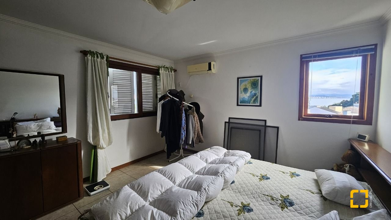 Casa com 233m², 5 quartos (sendo 1 suíte), 2 garagens, no bairro João Paulo em Florianópolis