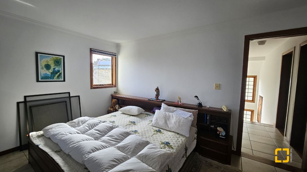 Casa com 233m², 5 quartos (sendo 1 suíte), 2 garagens, no bairro João Paulo em Florianópolis