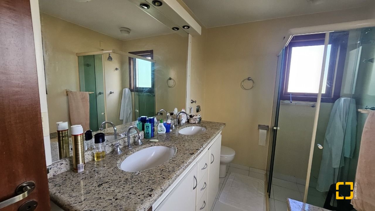 Casa com 233m², 5 quartos (sendo 1 suíte), 2 garagens, no bairro João Paulo em Florianópolis