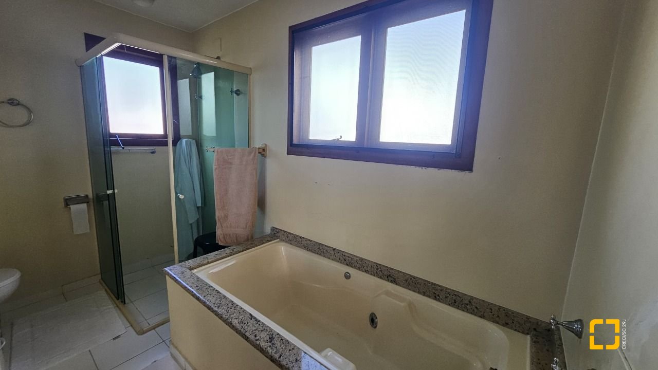 Casa com 233m², 5 quartos (sendo 1 suíte), 2 garagens, no bairro João Paulo em Florianópolis