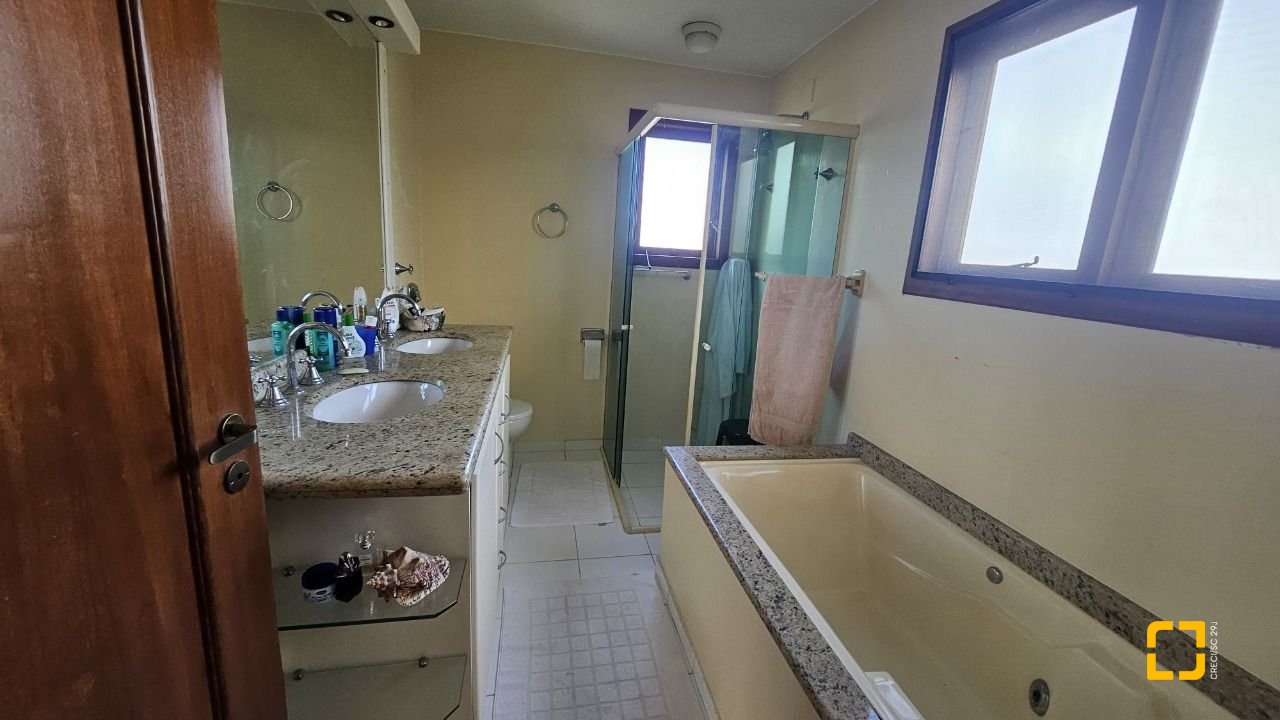 Casa com 233m², 5 quartos (sendo 1 suíte), 2 garagens, no bairro João Paulo em Florianópolis