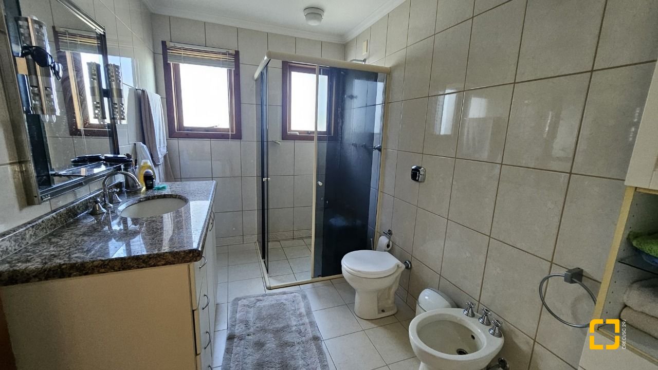 Casa com 233m², 5 quartos (sendo 1 suíte), 2 garagens, no bairro João Paulo em Florianópolis