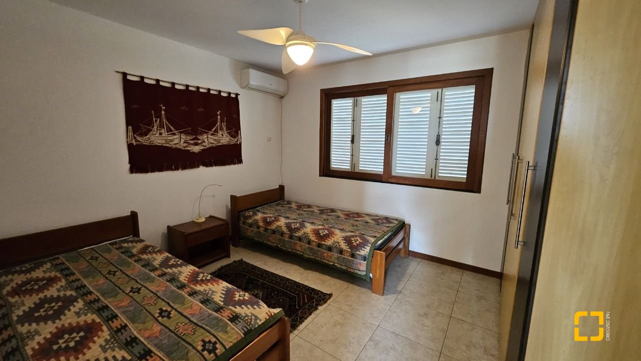 Casa com 233m², 5 quartos (sendo 1 suíte), 2 garagens, no bairro João Paulo em Florianópolis