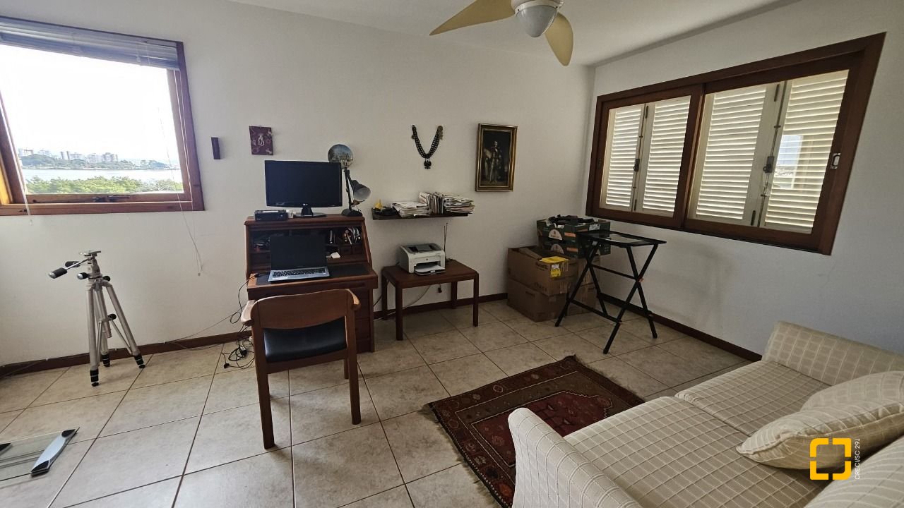 Casa com 233m², 5 quartos (sendo 1 suíte), 2 garagens, no bairro João Paulo em Florianópolis