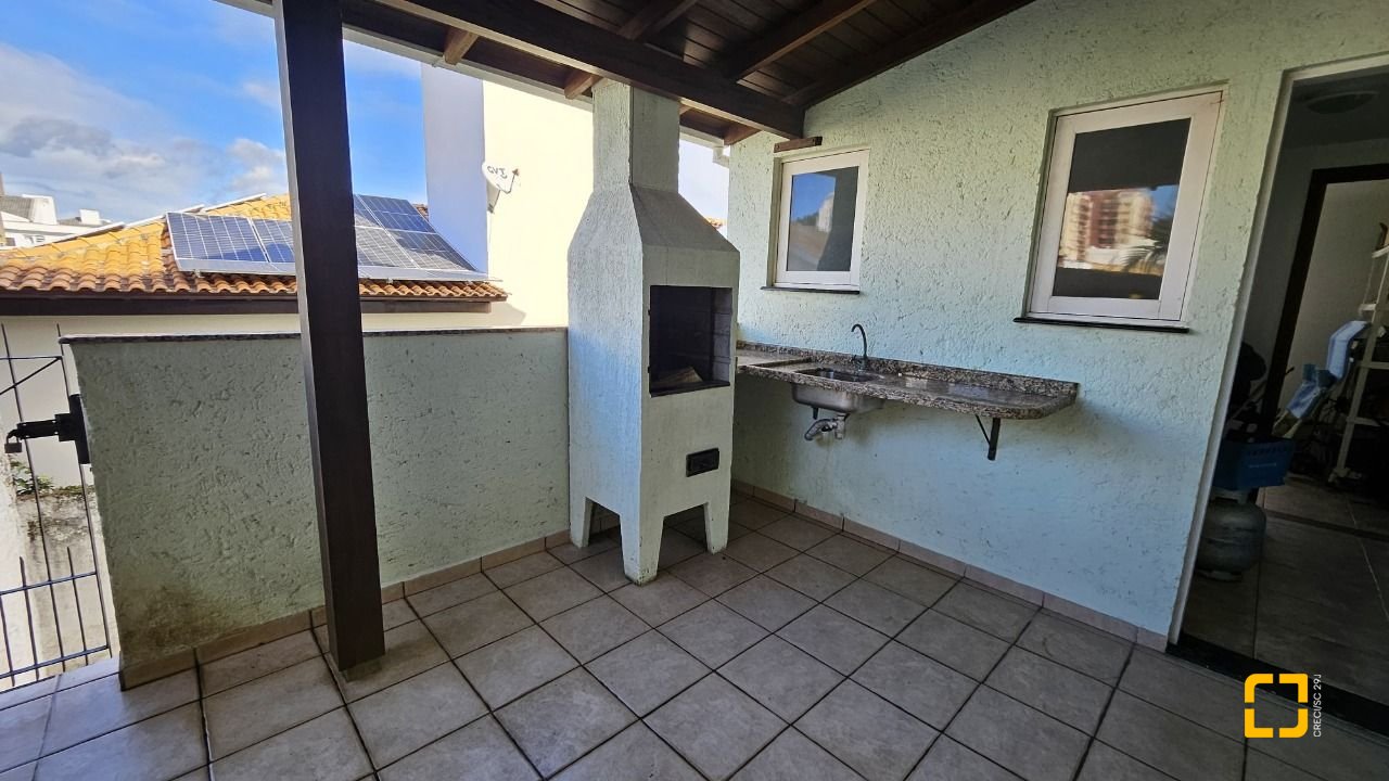 Casa com 233m², 5 quartos (sendo 1 suíte), 2 garagens, no bairro João Paulo em Florianópolis
