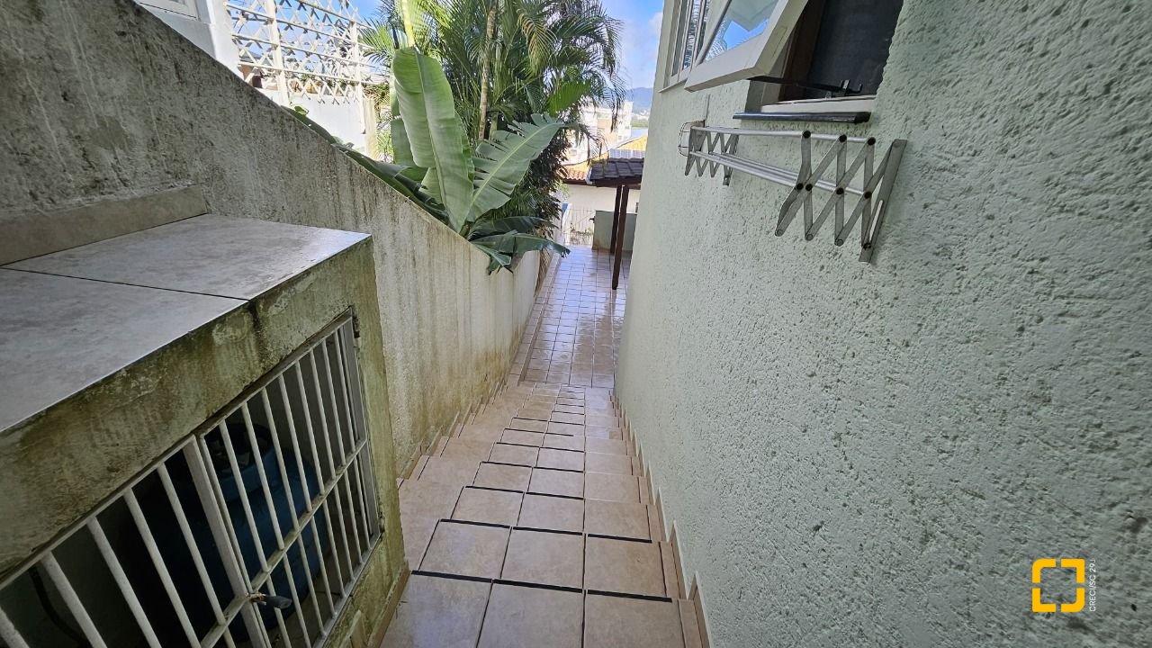 Casa com 233m², 5 quartos (sendo 1 suíte), 2 garagens, no bairro João Paulo em Florianópolis