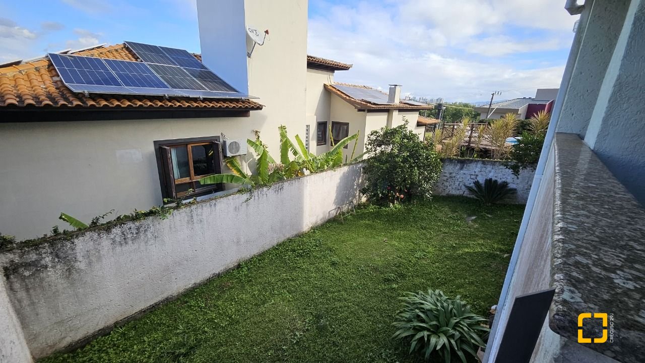 Casa com 233m², 5 quartos (sendo 1 suíte), 2 garagens, no bairro João Paulo em Florianópolis