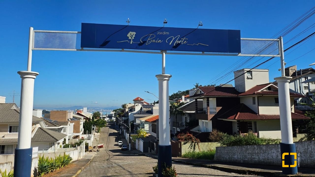 Casa com 233m², 5 quartos (sendo 1 suíte), 2 garagens, no bairro João Paulo em Florianópolis
