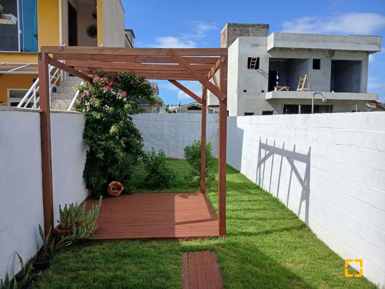 Casa com 91m², 4 quartos (sendo 2 suítes), 2 garagens, no bairro Ingleses em Florianópolis