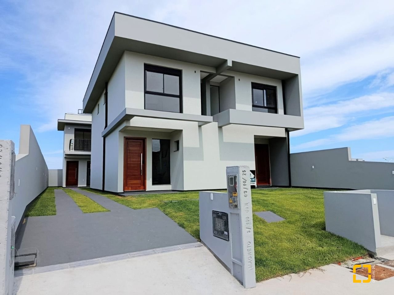 Casa com 99m², 4 quartos (sendo 2 suítes), 1 garagem, no bairro Campeche em Florianópolis