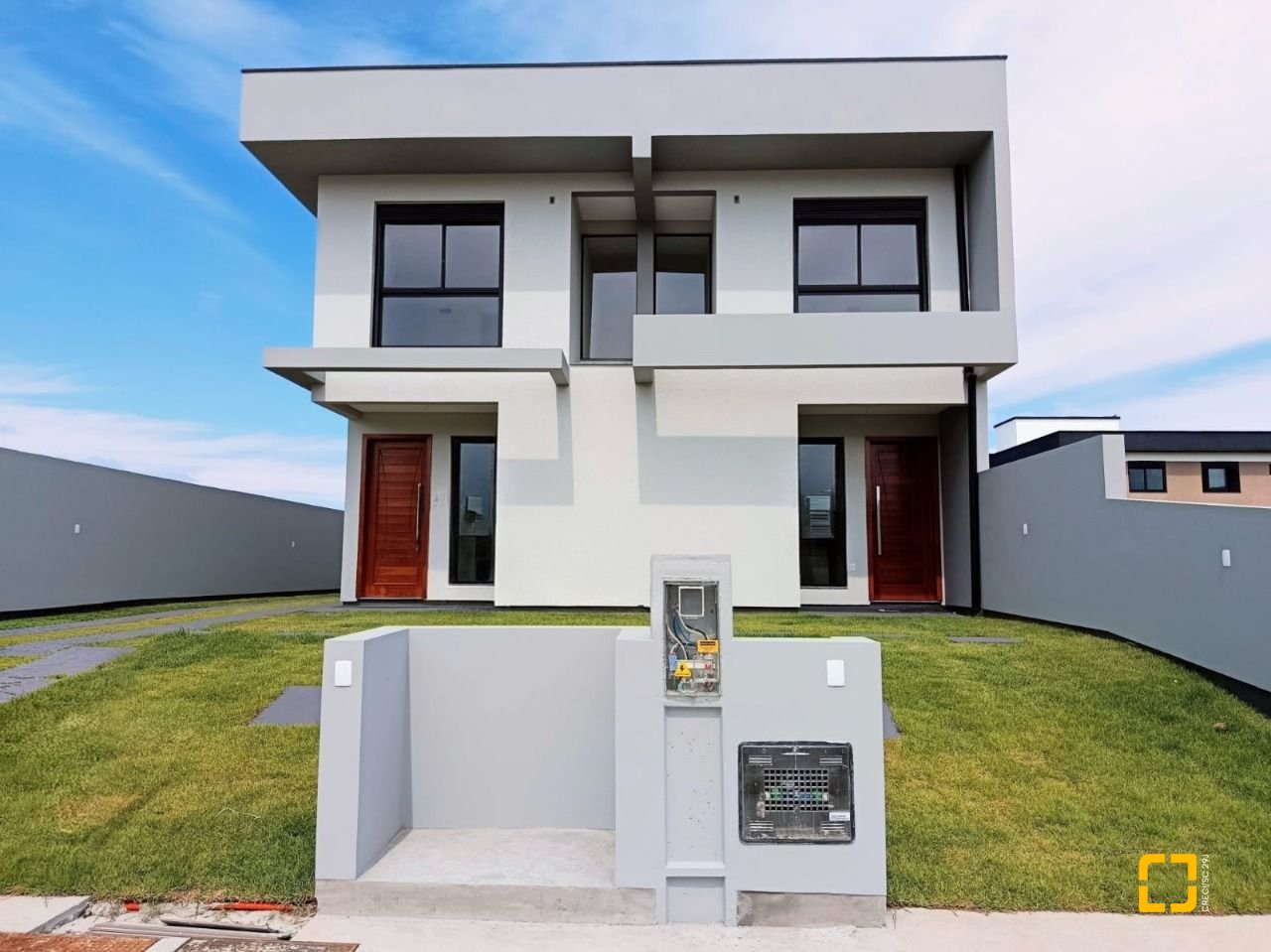 Casa com 99m², 4 quartos (sendo 2 suítes), 1 garagem, no bairro Campeche em Florianópolis