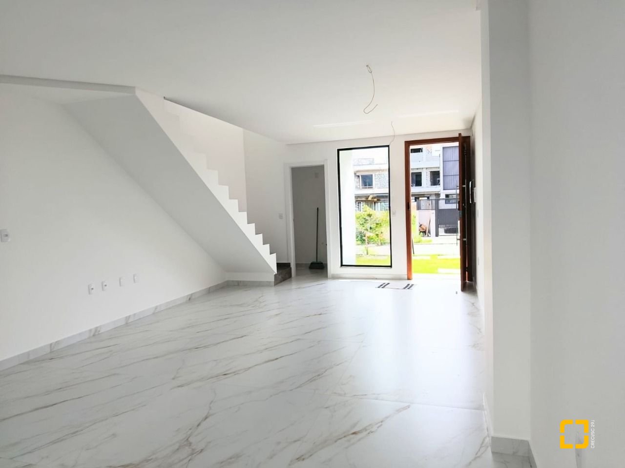 Casa com 99m², 4 quartos (sendo 2 suítes), 1 garagem, no bairro Campeche em Florianópolis