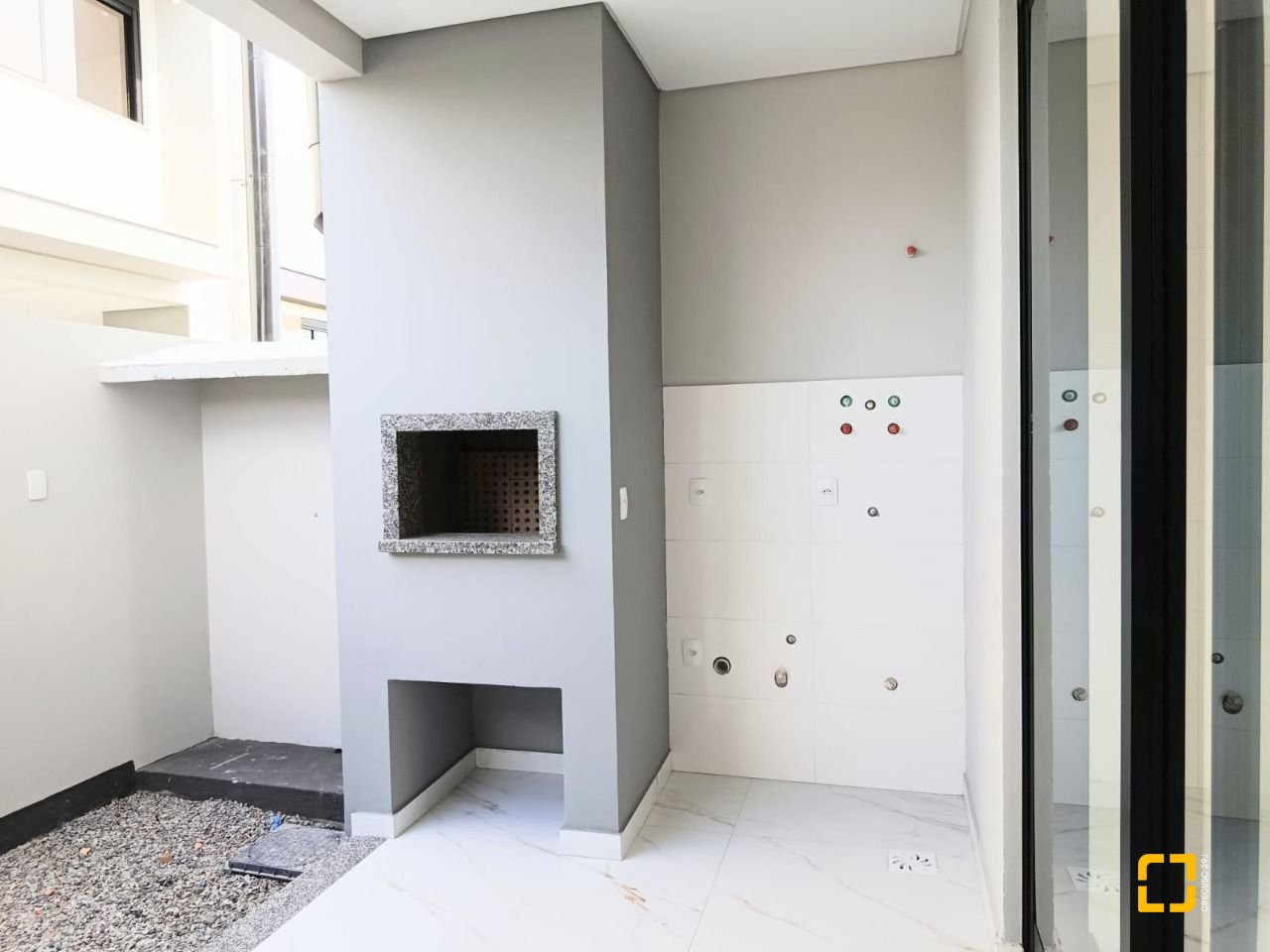 Casa com 99m², 4 quartos (sendo 2 suítes), 1 garagem, no bairro Campeche em Florianópolis