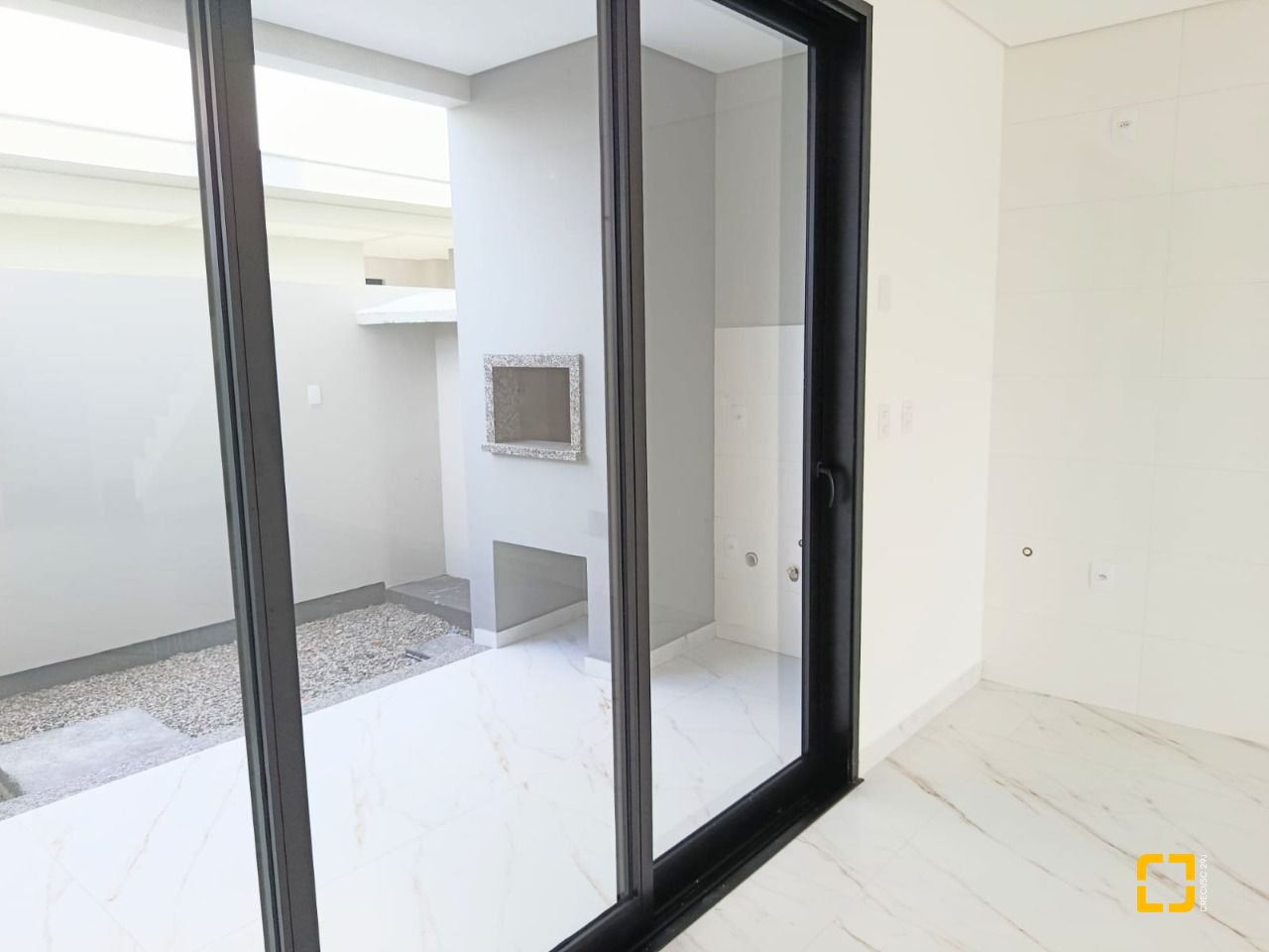 Casa com 99m², 4 quartos (sendo 2 suítes), 1 garagem, no bairro Campeche em Florianópolis