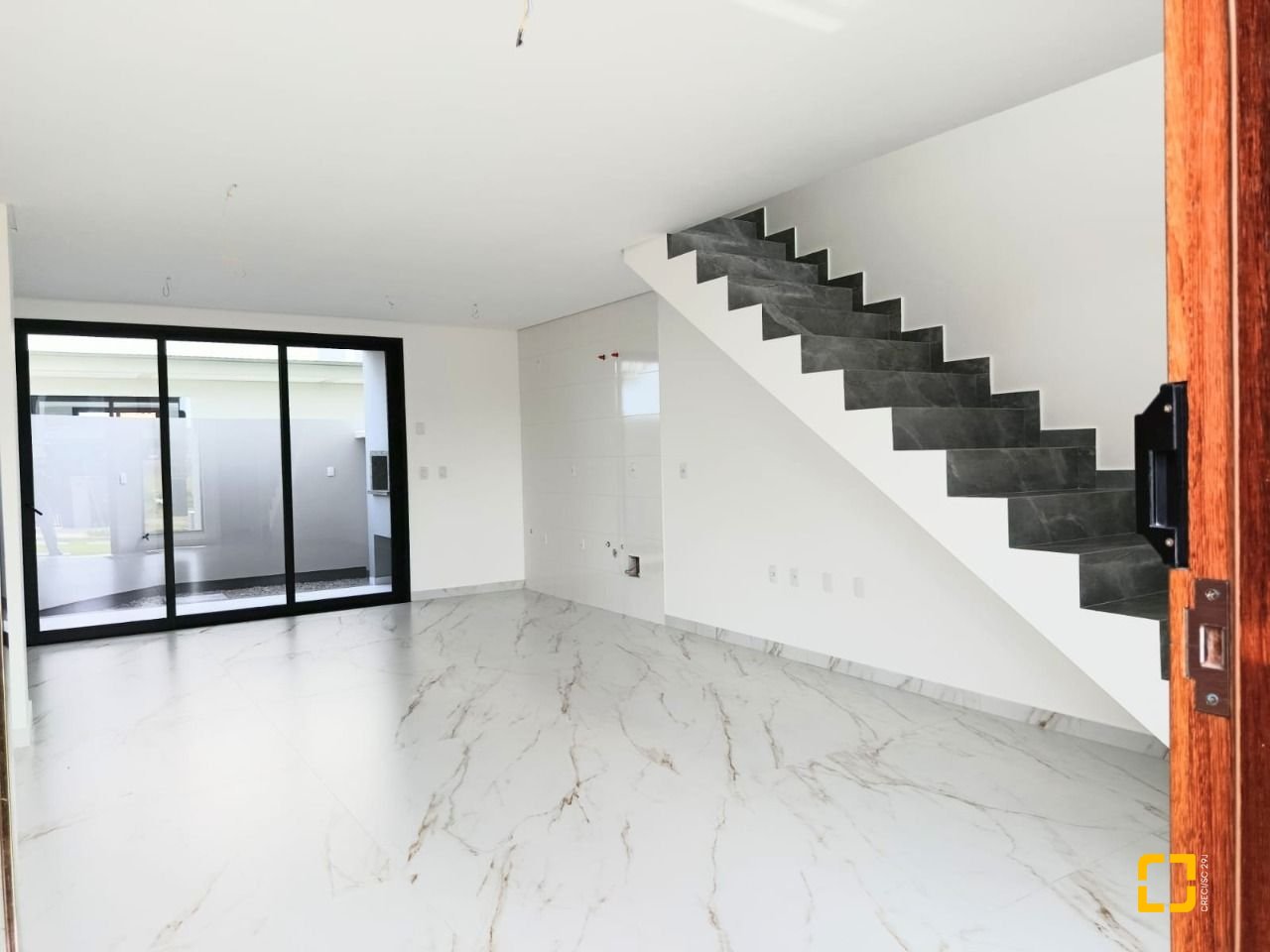 Casa com 99m², 4 quartos (sendo 2 suítes), 1 garagem, no bairro Campeche em Florianópolis
