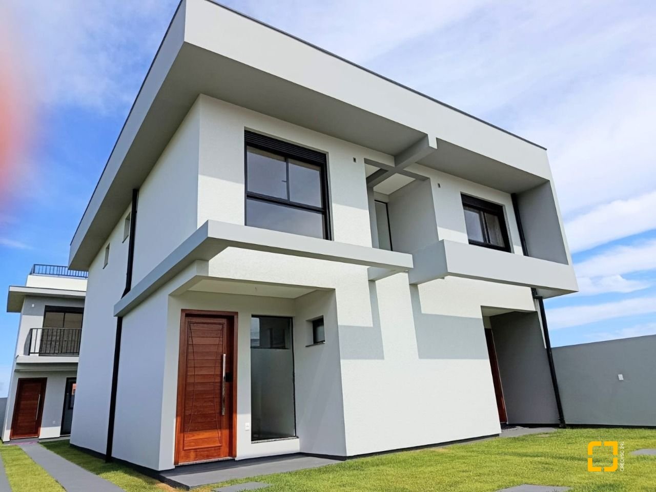 Casa com 99m², 4 quartos (sendo 2 suítes), 1 garagem, no bairro Campeche em Florianópolis