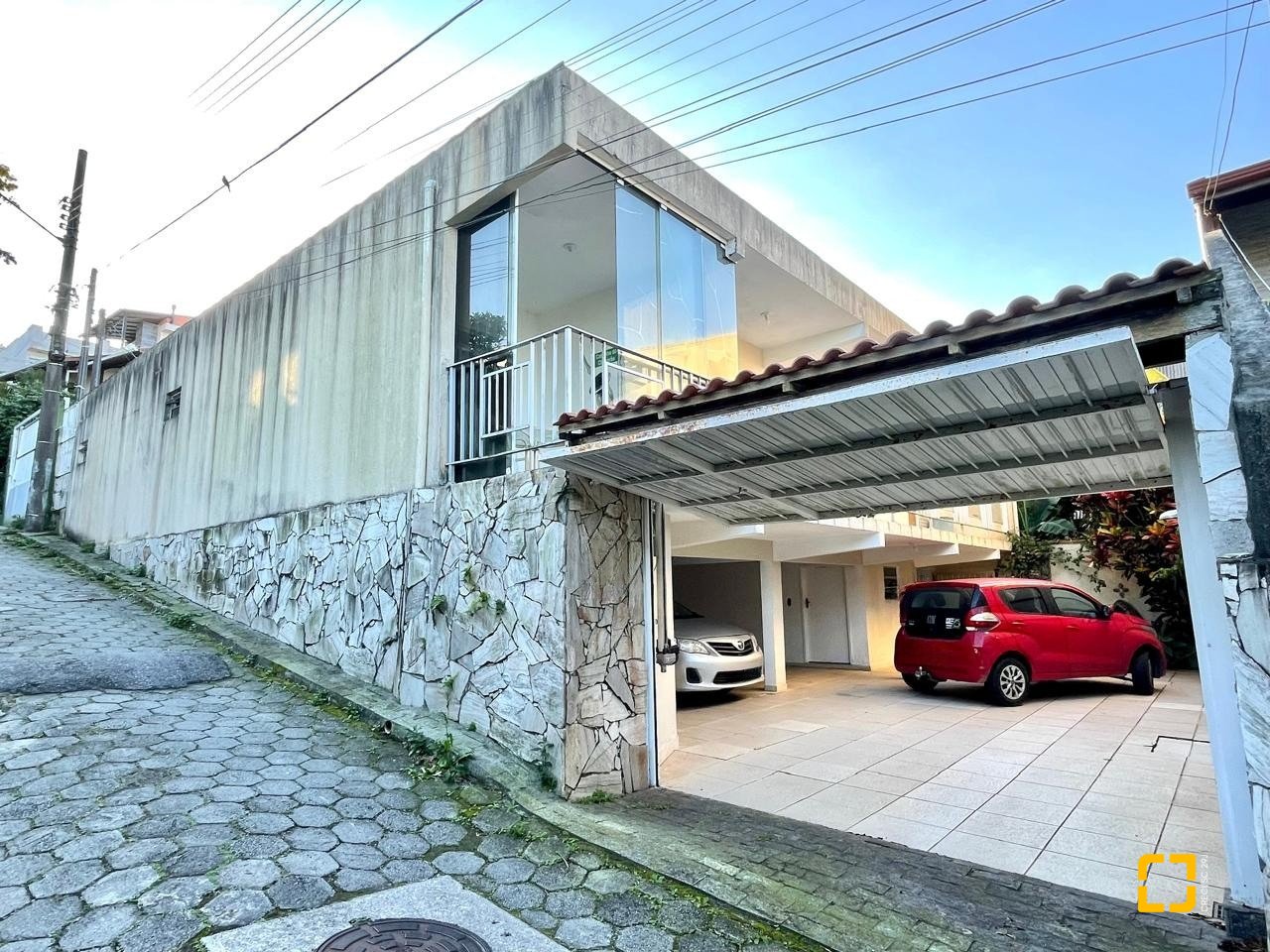 Casa com 225m², 7 quartos (sendo 2 suítes), 4 garagens, no bairro Santinho em Florianópolis