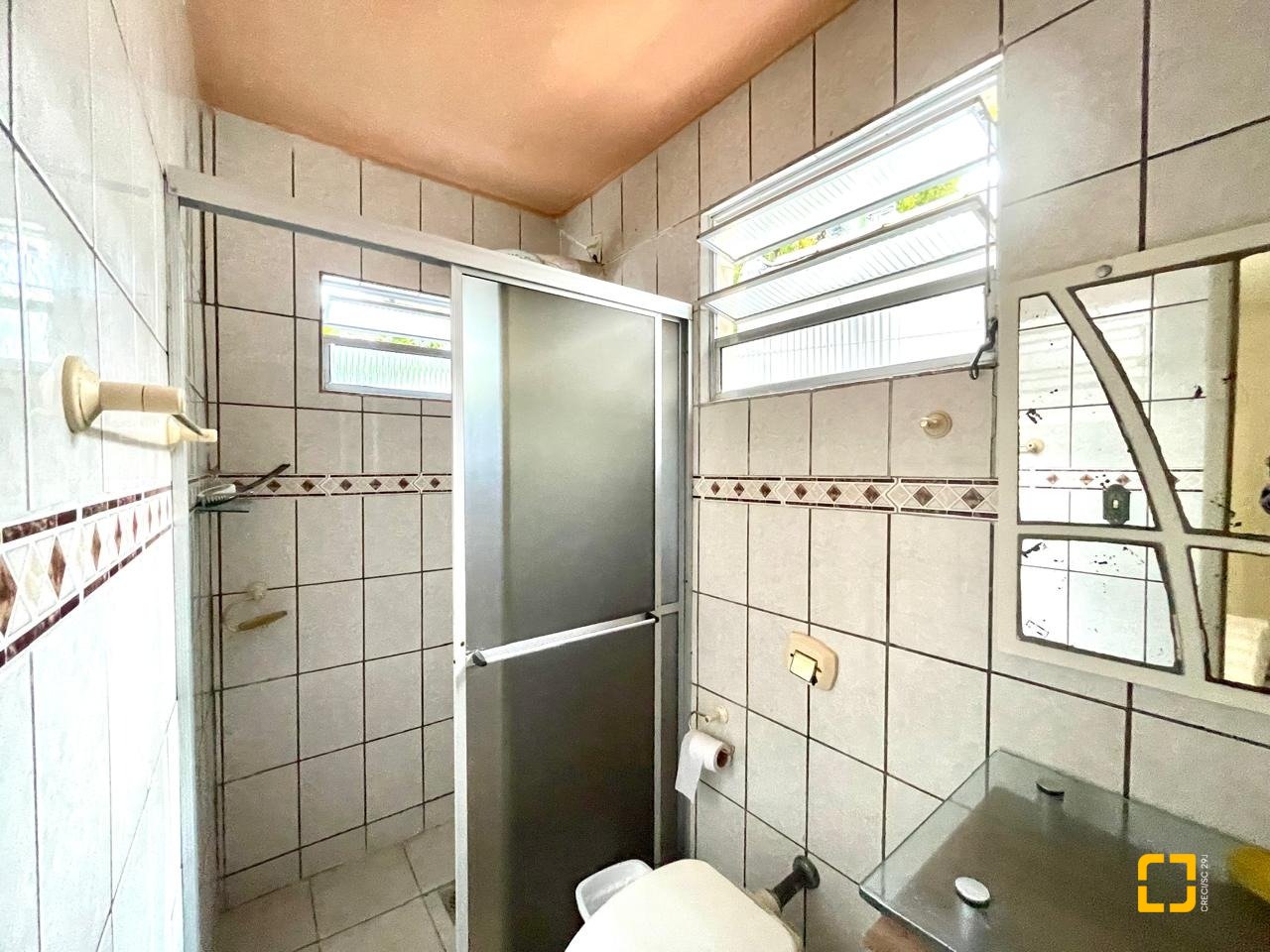 Casa com 225m², 7 quartos (sendo 2 suítes), 4 garagens, no bairro Santinho em Florianópolis