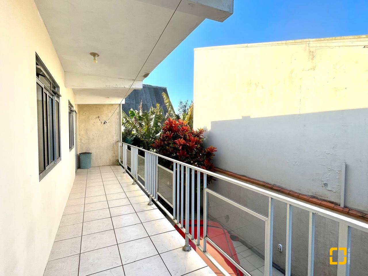 Casa com 225m², 7 quartos (sendo 2 suítes), 4 garagens, no bairro Santinho em Florianópolis