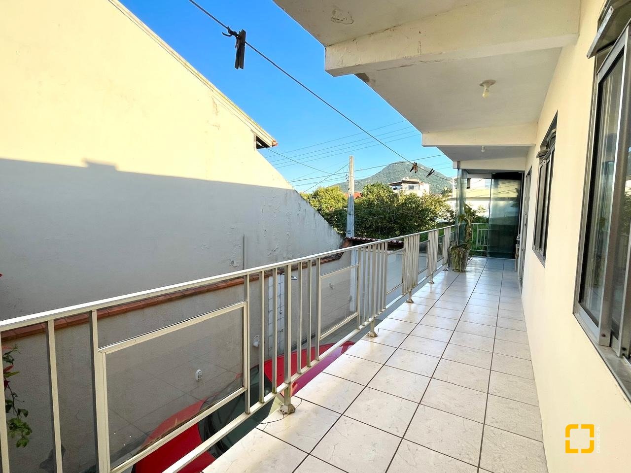 Casa com 225m², 7 quartos (sendo 2 suítes), 4 garagens, no bairro Santinho em Florianópolis