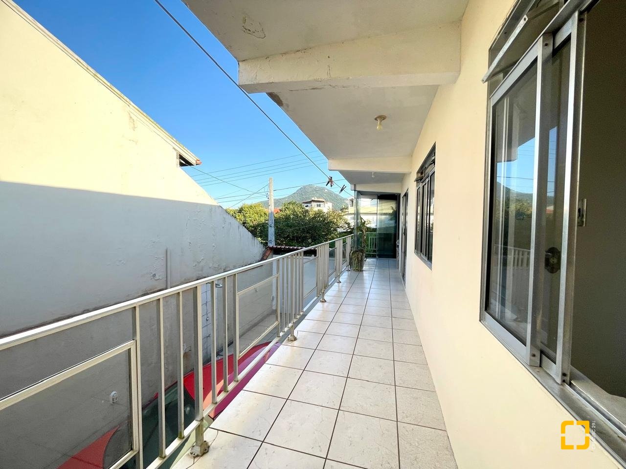 Casa com 225m², 7 quartos (sendo 2 suítes), 4 garagens, no bairro Santinho em Florianópolis