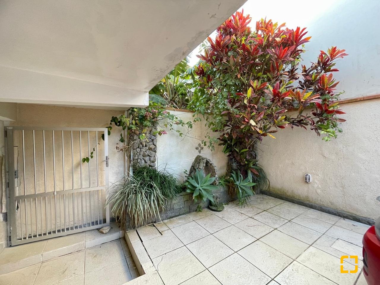 Casa com 225m², 7 quartos (sendo 2 suítes), 4 garagens, no bairro Santinho em Florianópolis